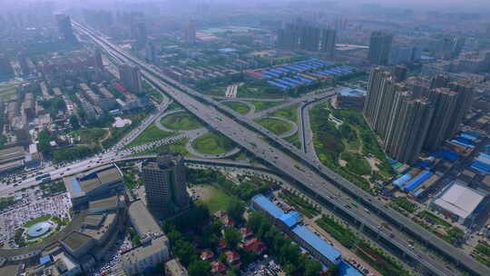 航拍郑州发达的交通系统_十字路口