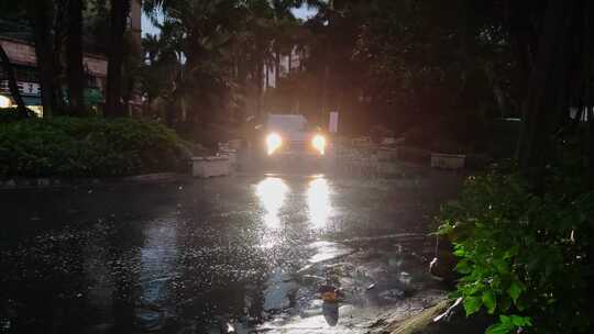 雨夜中停靠在路边的汽车应急灯不停闪烁