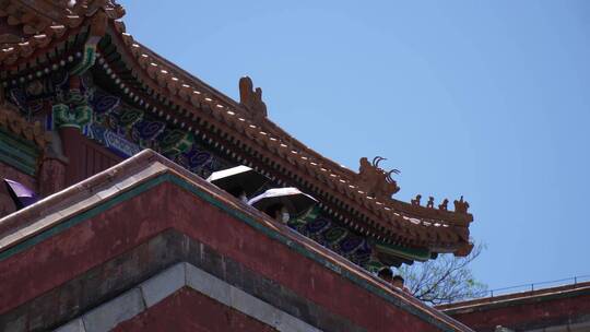 游客参观中国古建筑琉璃瓦明清