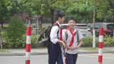 小学生孩子过马路红领巾学校交通安全宣传片高清在线视频素材下载