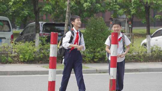 小学生孩子过马路红领巾学校交通安全宣传片