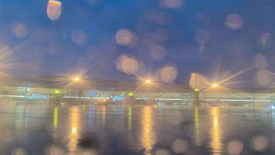 下雨天成都天府国际机场飞机滑行时的窗外