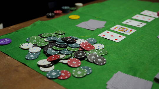 相机聚焦于桌上的扑克筹码和扑克牌视频素材模板下载