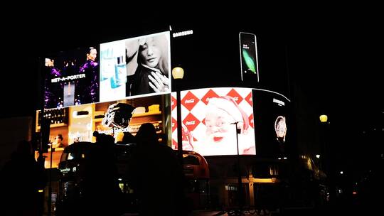夜晚伦敦街头的广告显示屏视频素材模板下载