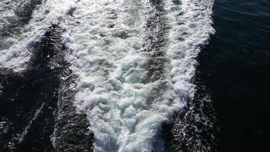 渡轮后面的海浪泡沫