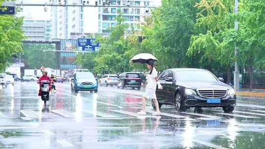 城市下雨雨天街道行人车辆