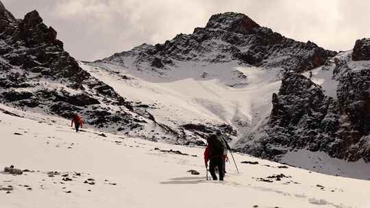 攀登岷山山脉主峰雪宝顶雪山的登山队