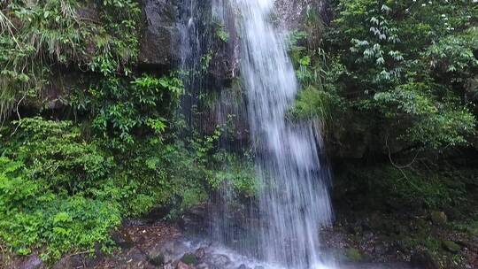 山间泉水