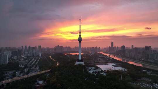 绚丽多彩晚霞下的湖北省武汉市龟山电视塔