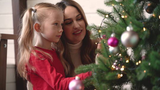 装饰圣诞树的母女视频素材模板下载