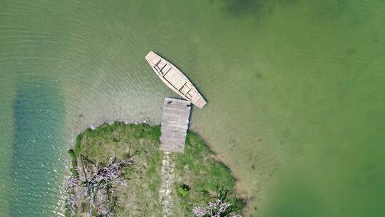 湖中小船实拍视频