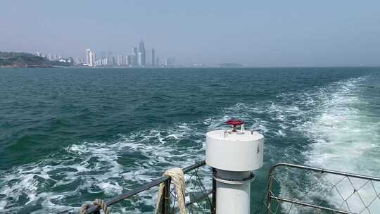 山东烟台海岸线，海上游轮观赏第一海水浴场