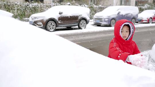 冬天清理汽车上积雪的中国女孩形象