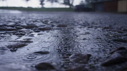 雨滴落在石头路上
