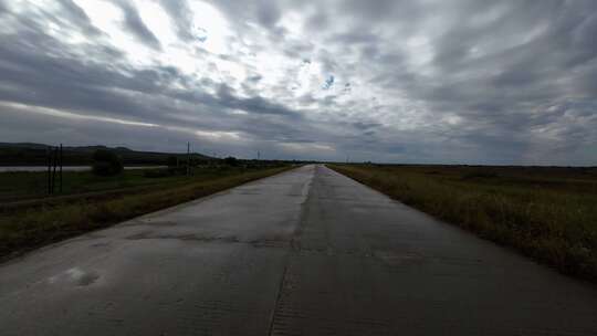 阴天开车在乡间道路上视频素材模板下载