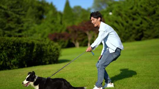 男孩遛狗 宠物玩耍