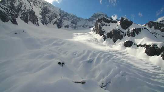 航拍云南丽江玉龙雪山蓝天白云积雪山峰