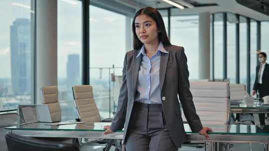 商务办公室内的女商人