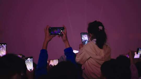 拿手机拍照拍视频繁华市中心夜景人群