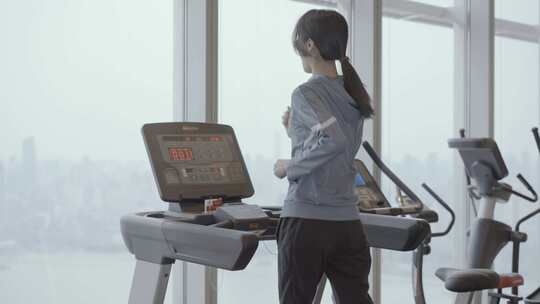 亚洲中国女性用跑步机跑步