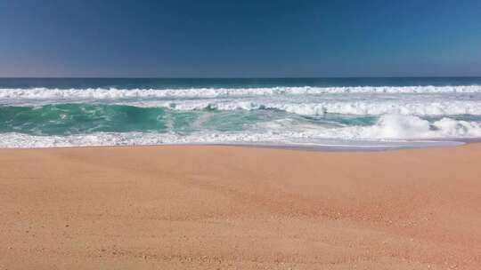 海浪拍打沙滩