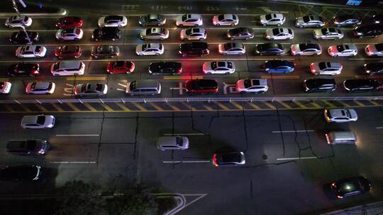 夜晚拥堵的城市道路航拍