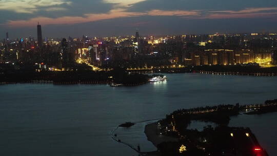 武汉市东湖夜景航拍东湖马路高楼湖岸