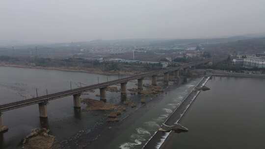 河流铁路桥前飞俯瞰铁路