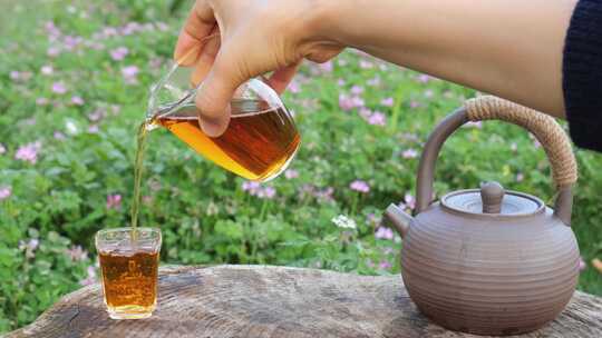 户外手斟茶水场景