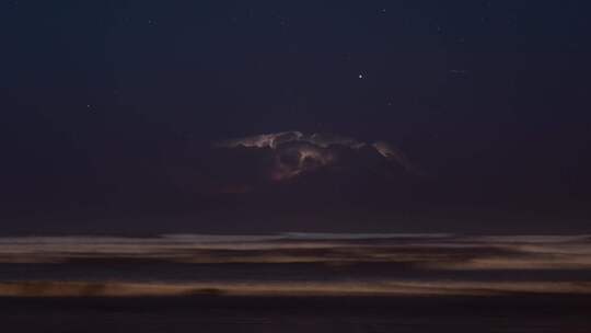 夜间在海上形成的雷暴的时移