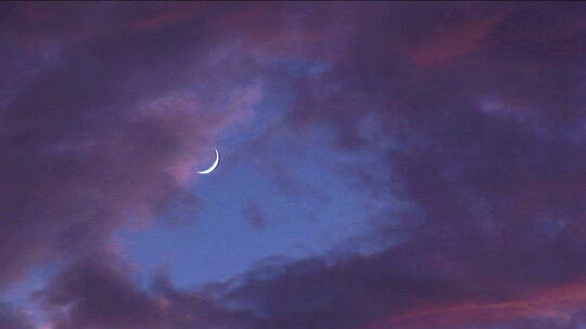 彩云掠过新月