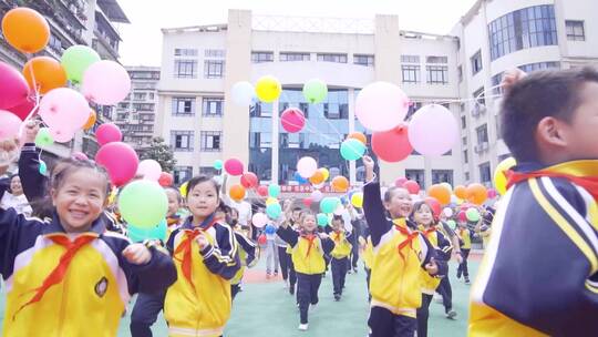 学生快乐奔跑、放飞气球气球漫天飞
