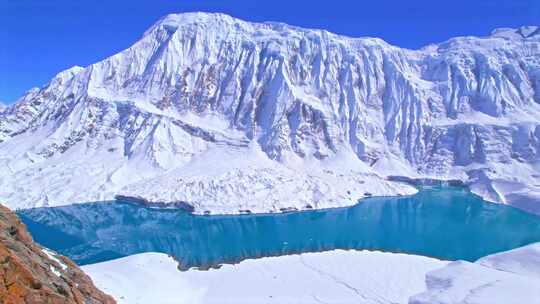 4K航拍唯美雪山湖泊冬季新疆美景视频素材模板下载