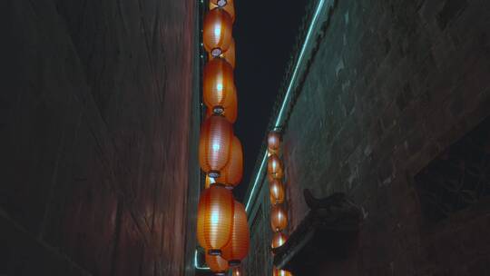 夜晚成都锦里古墙上挂着红灯笼