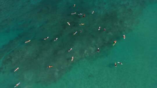 冲浪者等待海浪在开阔的大海中行驶