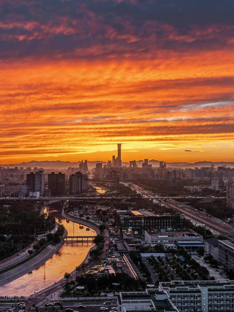 北京城市风光国贸通惠河同框晚霞延时竖屏4k