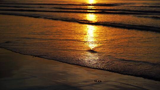 海边日出阳光海面海水傍晚大海黄昏夕阳太阳视频素材模板下载