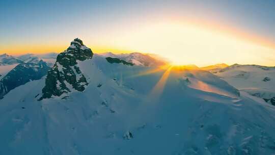 雪山日出日照金山航拍