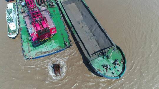 航拍疏浚挖泥船疏浚出海航道视频素材模板下载