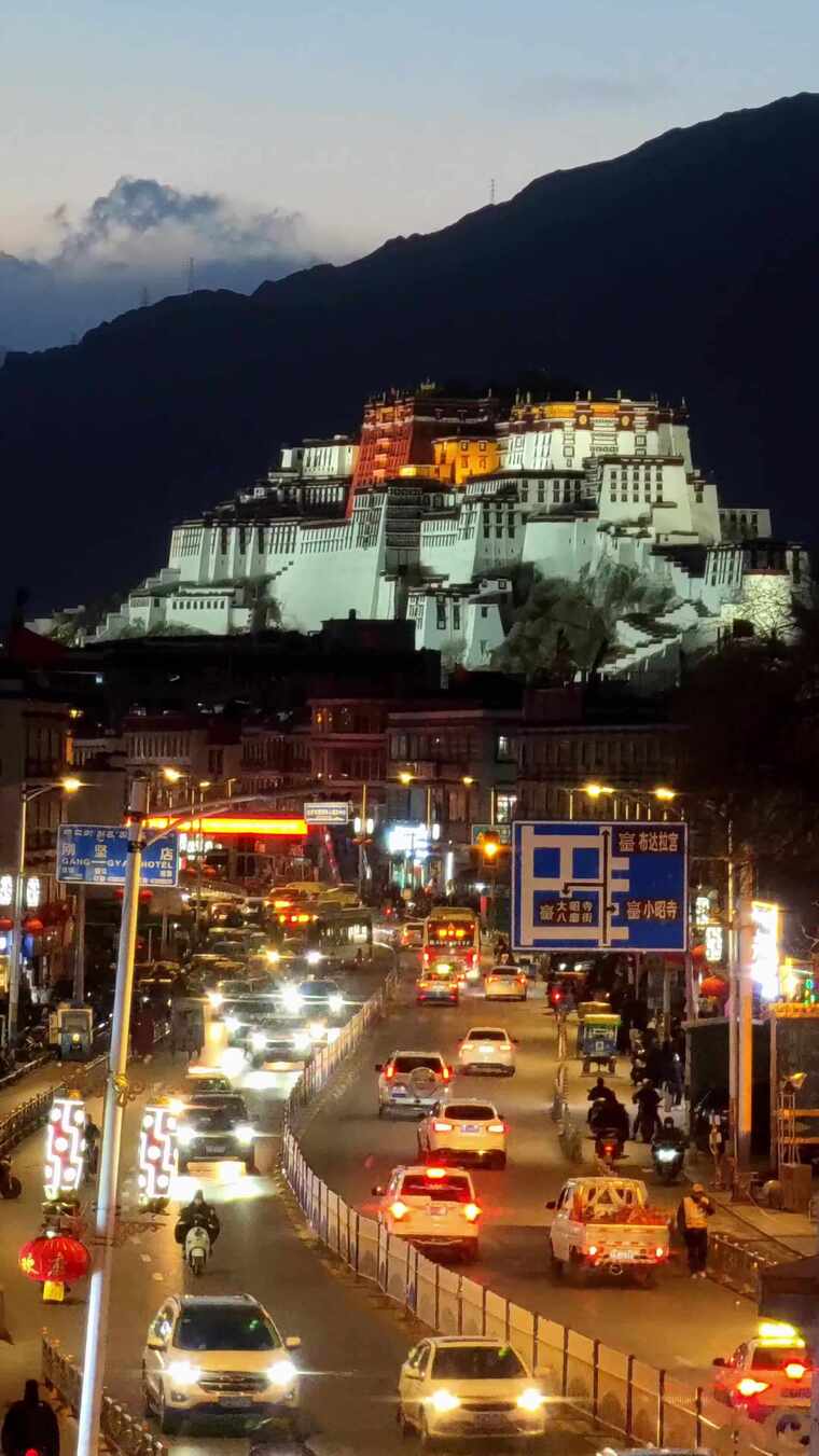 西藏拉萨网红天桥拍摄的布达拉宫夜景延时