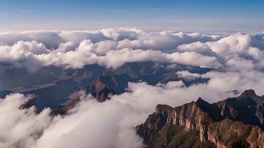 高空俯瞰山峦云海