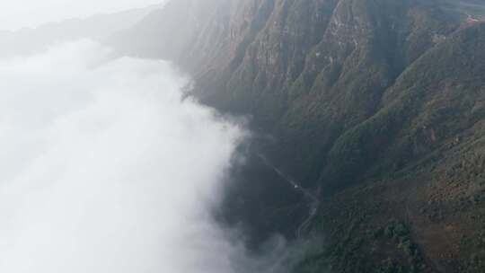 贵州高原悬崖边的云海