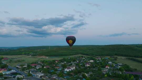 小村庄上空的热气球