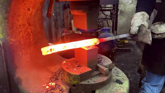 【4K】铁匠锻造大刀锤子打铁淬火电焊