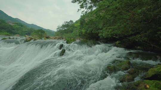 山间湍急溪流自然景观