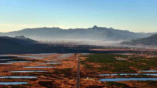 航拍丽江古城日出晨雾和公路车流