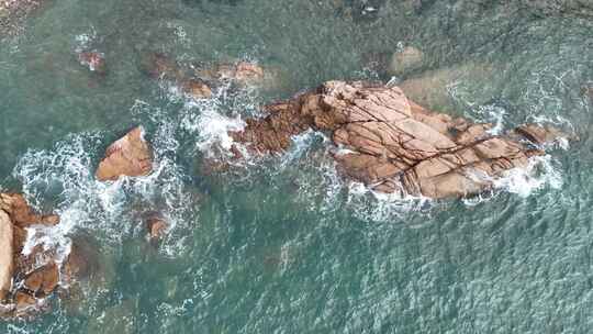 青岛海边海浪慢镜头海浪升格海浪拍打礁石