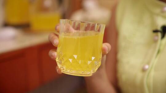 玻璃杯倒果汁喝果汁橙汁菠萝汁