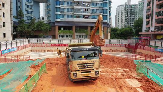 航拍泥头车工地装土道路上行驶