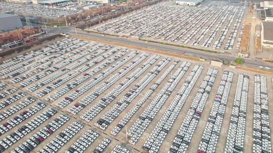 汽车产业园新车新能源汽车停放在停车场航拍